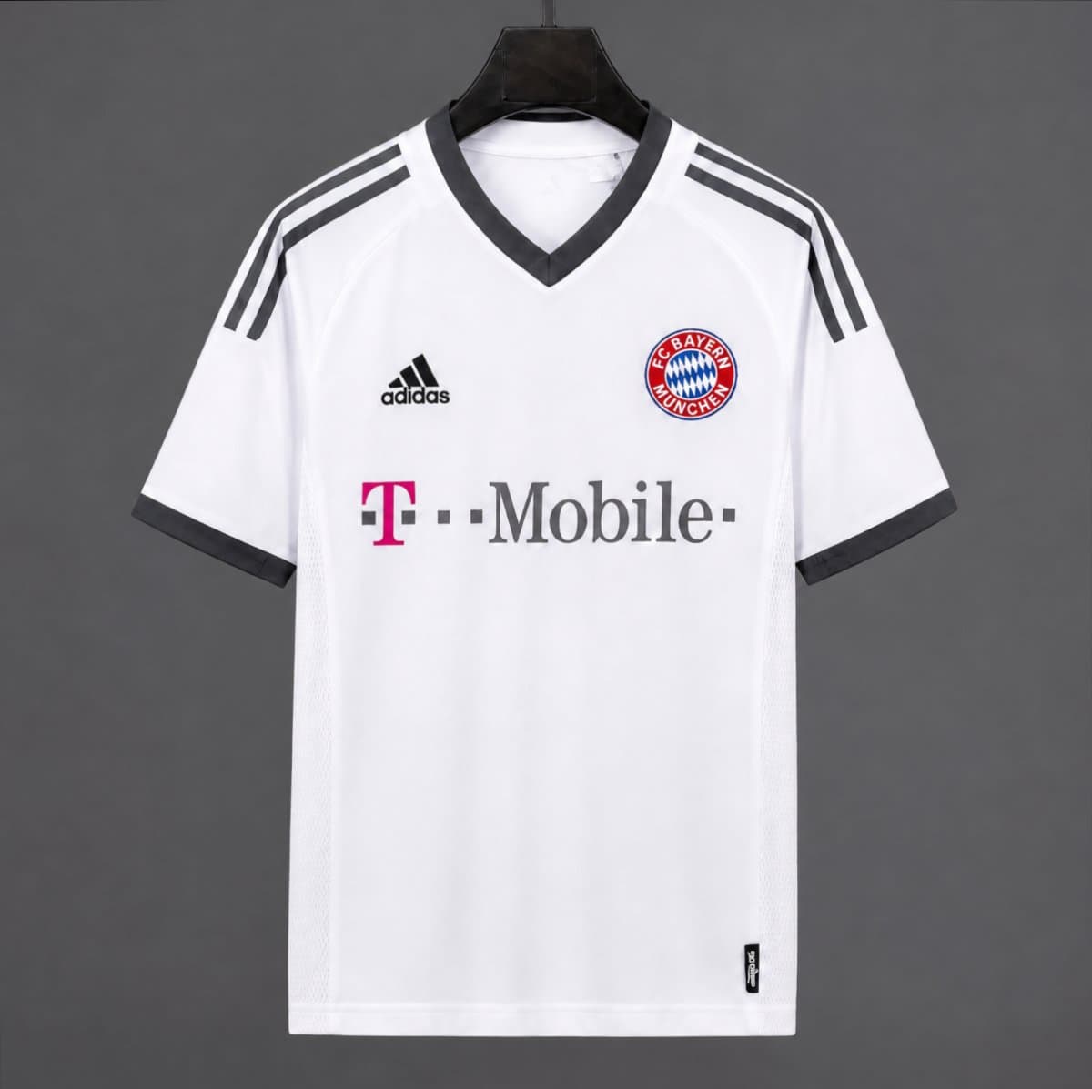 Bayern Munich 2003/04 Away Retro Jersey front view