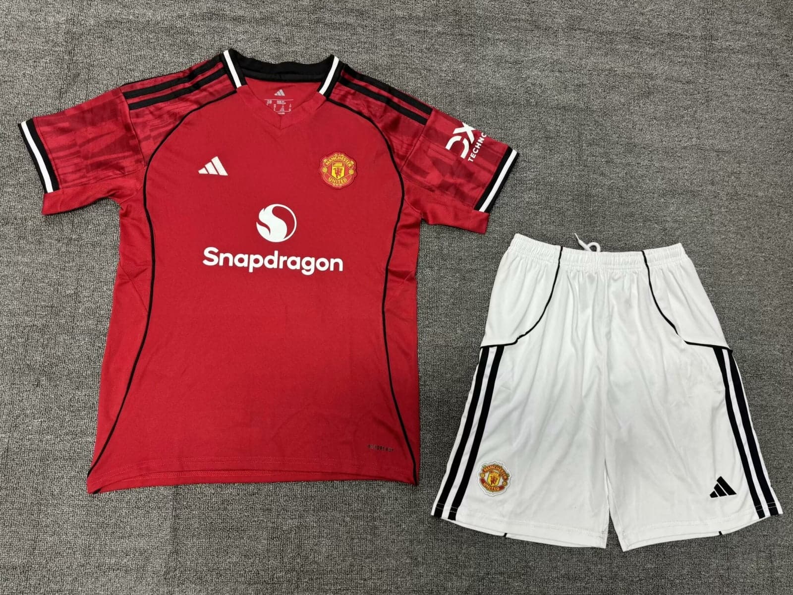 Manchester United Home 25/26 Kids Kit front view